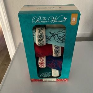 Pioneer Woman 8 piece napkin and holder set